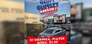 Kino samochodowe pod muzeum. Na ekranie amerykańska komedia