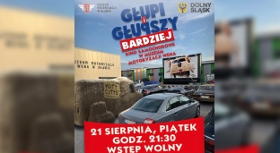 Kino samochodowe pod muzeum. Na ekranie amerykańska komedia