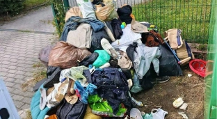 Tekstylia mogą dostać drugie życie. Trzeba je jednak wrzucać do pojemników