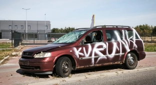 List do redakcji: Straszy każdego dnia. Porzucony Opel na ulicy Chabrowej