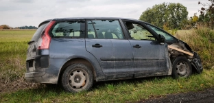 Coraz mniej zostało z Citroena przy drodze. Mieszkaniec apeluje o reakcję