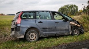 Coraz mniej zostało z Citroena przy drodze. Mieszkaniec apeluje o reakcję