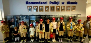 Jak wygląda praca policjanta? Młodzi strażacy odwiedzili oławską komendę