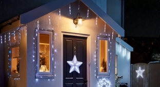 Jak zawiesić lampki świąteczne na zewnątrz wokół drzwi i okien
