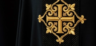 Ornat z motywem Alfa i Omega: Symbol Wieczności Boga