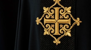 Ornat z motywem Alfa i Omega: Symbol Wieczności Boga