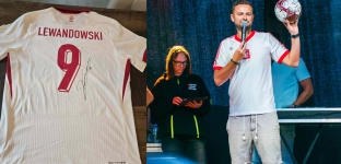 Koszulka Lewandowskiego na licytacji dla Stasia Borunia. Kwota przekroczyła 28 tysięcy złotych!