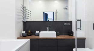 Mała łazienka w bloku, większa w domu pod Oławą - jak inaczej planować te dwie przestrzenie?