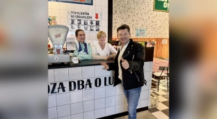 Zenek Martyniuk rozdawał w Muzeum Motoryzacji mandaty za przekroczenie piękności