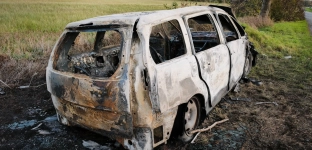 Porzucony Citroën podpalony. Wrak spłonął doszczętnie, nadal stoi przy drodze