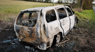 Porzucony Citroën podpalony. Wrak spłonął doszczętnie, nadal stoi przy drodze