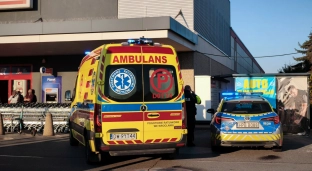 Tragedia pod marketem w Oławie. Nie żyje mężczyzna