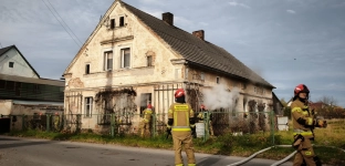 Pożar domu na Zwierzyńcu Dużym. Rodzina walczy o odbudowę zniszczonego parteru
