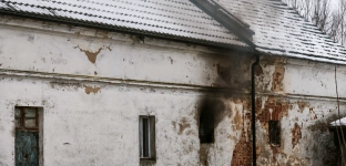 Pożar domu w Jankowicach. Szybka interwencja straży pożarnej