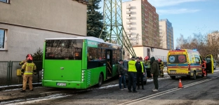 Zderzenie autobusu i auta osobowego. Są utrudnienia w ruchu