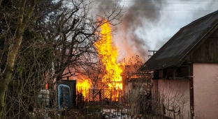 Ogień strawił altankę na działkach Pierwiosnek [ZDJĘCIA]