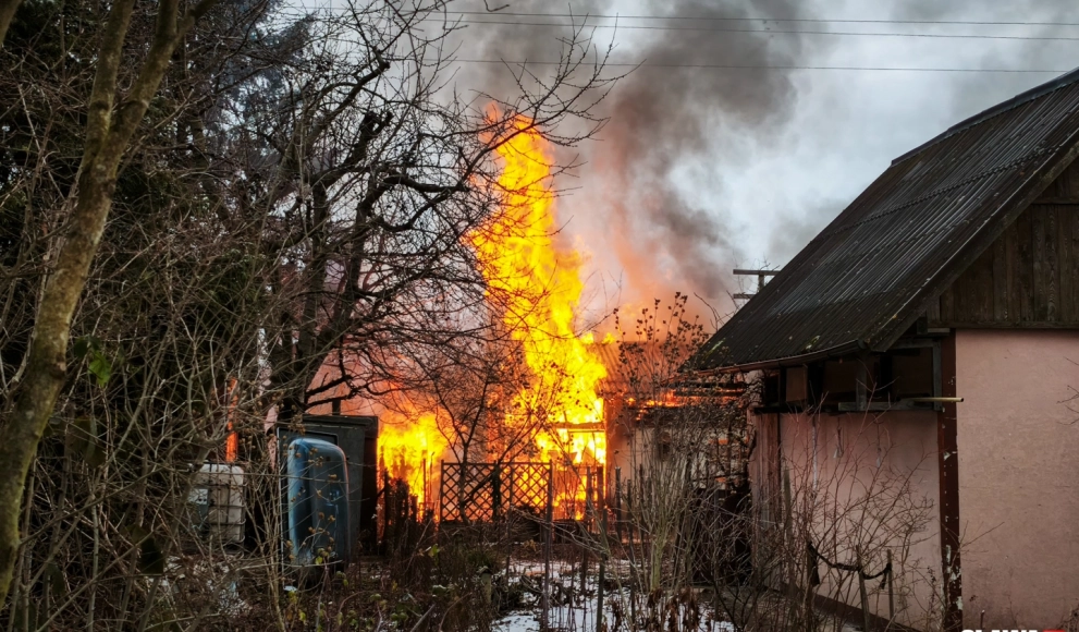Ogień strawił altankę na działkach Pierwiosnek [ZDJĘCIA]