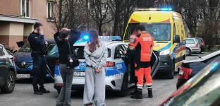 Siedział na parapecie na piątym piętrze. Szybka reakcja policji zapobiegła tragedii