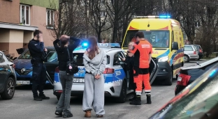 Siedział na parapecie na piątym piętrze. Szybka reakcja policji zapobiegła tragedii