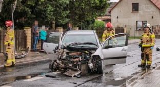 Pijany kierowca staranował ogrodzenie w Sobocisku. Mógł doprowadzić do tragedii