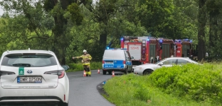 Bus na boku po czołowym zderzeniu z osobówką