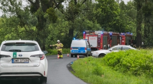 Bus na boku po czołowym zderzeniu z osobówką