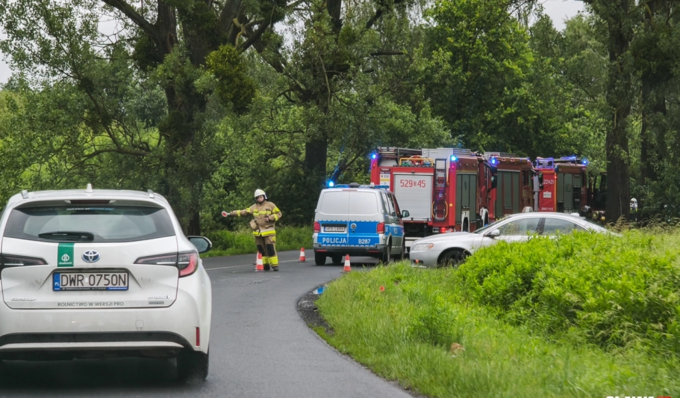 Bus na boku po czołowym zderzeniu z osobówką