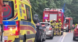 Samochód wypadł z drogi i dachował. To kolejny wypadek w tym miejscu