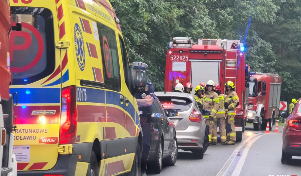 Samochód wypadł z drogi i dachował. To kolejny wypadek w tym miejscu