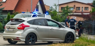 Pościg ulicami Oławy. Kierowca Renault rozbił auto i uciekał pieszo