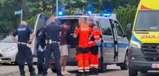 Pościg ulicami Oławy. Kierowca Renault rozbił auto i uciekał pieszo