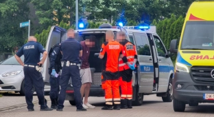 Pościg ulicami Oławy. Kierowca Renault rozbił auto i uciekał pieszo