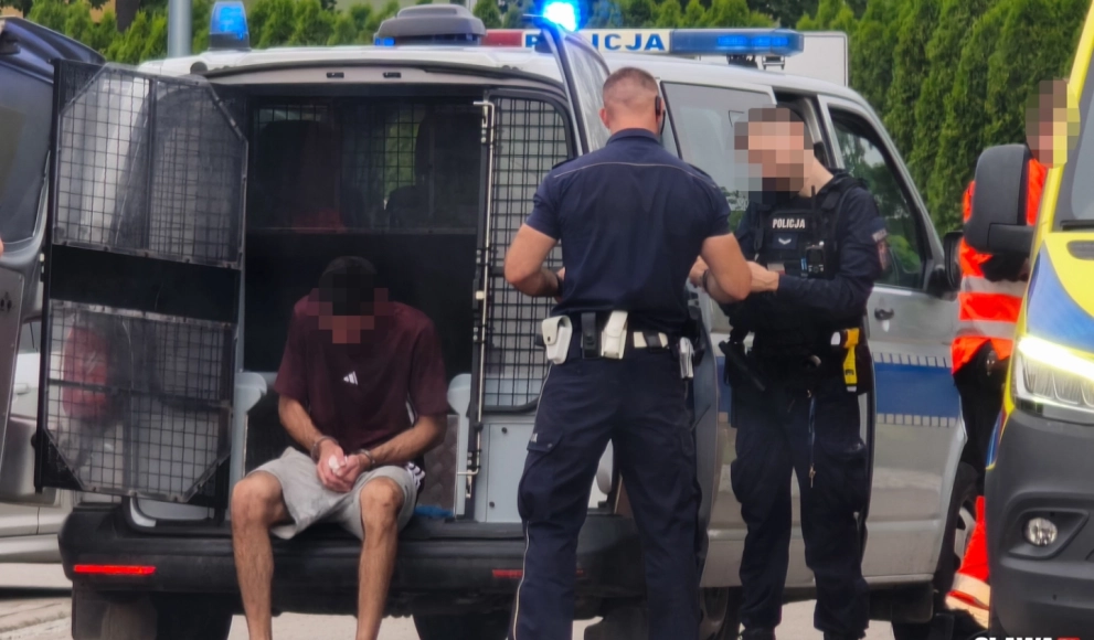 Pijany kierowca uciekał przed policją w Oławie. Po pościgu rozbił auto i zaatakował policjantkę