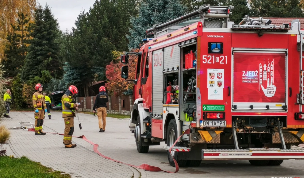 Samochód wjechał w skrzynkę gazową. Duża akcja służb w Marcinkowicach