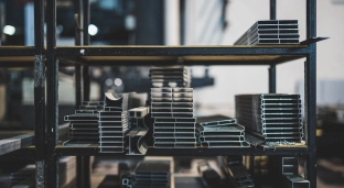 Najczęstsze zastosowania znakowarek mikroudarowych w przemyśle