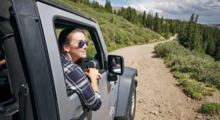 Nie daj się zaskoczyć w terenie, czyli jak przygotować auto do wakacyjnych wyjazdów?