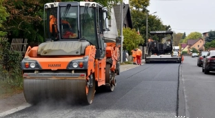 Na ulicy Witosa układają nowy asfalt. Możliwe utrudnienia w ruchu
