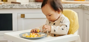Od jakiego wieku dzieci mogą jeść owoce liofilizowane? Jak je wprowadzić do diety?
