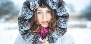 Zimowy portret w plenerze: jak wykorzystać śnieg jako naturalną blendę