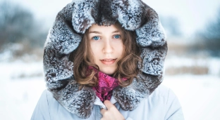 Zimowy portret w plenerze: jak wykorzystać śnieg jako naturalną blendę