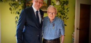 Pułkownik Eugeniusz Praczuk z odznaczeniem Pro Bono Poloniae