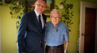 Pułkownik Eugeniusz Praczuk z odznaczeniem Pro Bono Poloniae