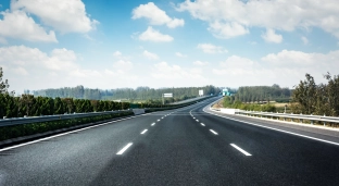 Wynajem auta a korzystanie z autostrad i płatnych dróg