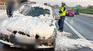 Zaśnieżonym samochodem z warstwą lodu jechała po autostradzie