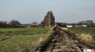 Niepokój mieszkańców i prace na polu. Co dzieje się przy trasie Oława-Zabardowice?