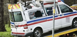 Zapomniał, że jedzie wyższym samochodem. Ogranicznik wysokości zniszczył cały dach