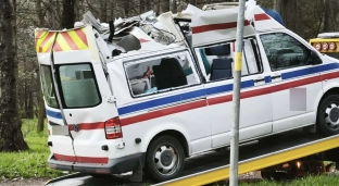 Zapomniał, że jedzie wyższym samochodem. Ogranicznik wysokości zniszczył cały dach