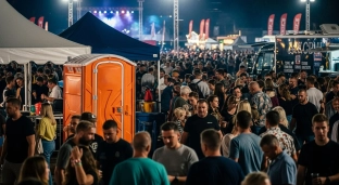 Mobilne toalety - jak skutecznie uniknąć wpadek sanitarnych na dużych imprezach