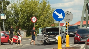 Uwaga kierowcy. Zderzenie przy moście na Odrze. Tworzą się duże korki