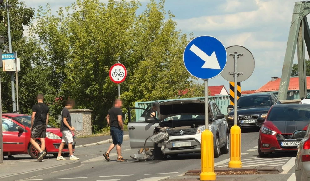Uwaga kierowcy. Zderzenie przy moście na Odrze. Tworzą się duże korki